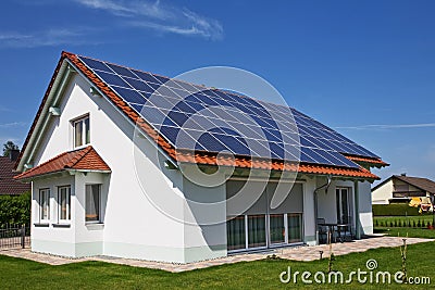 Foto de Stock: Casa, painel solar. Imagem: 9769390